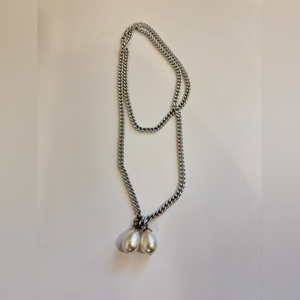 Vintage Sarah Coventry “Cov” Long Silver necklace w/ teardrop shaped faux pearls